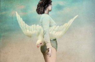 Chica con pájaro blanco