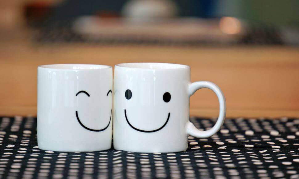 Dos tazas con cara sonriente