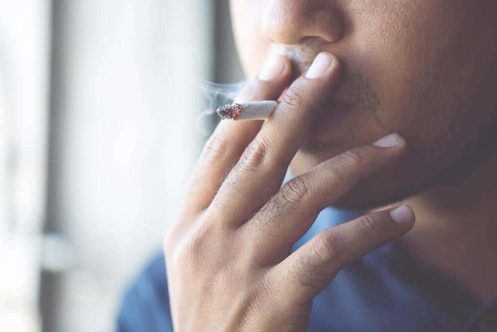Hombre fumando circuito cerebral del placer