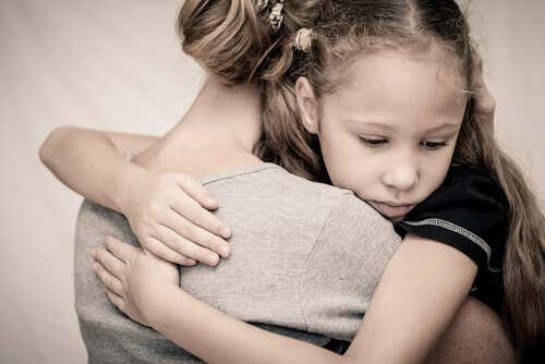 MAdre con depresión abrazando a su hija