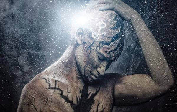 Hombre con la mano en la cabeza