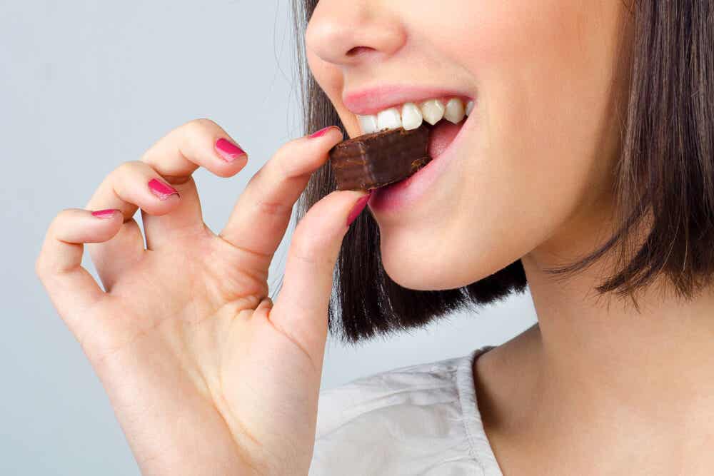 Mujer comiendo chocolate simbolizando el circuito cerebral del placer 