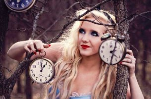 mujer con relojes