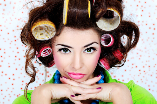 Mujer con rulos diciendo no soy una princesa