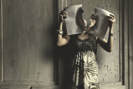 mujer cortando papel