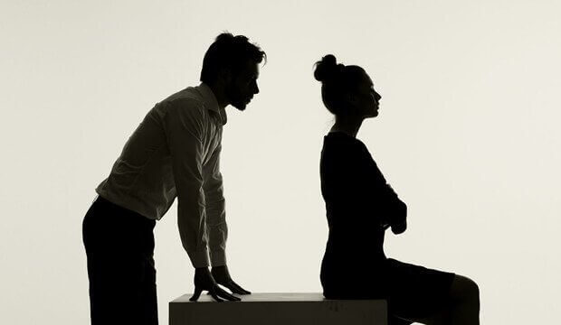 Mujer dando la espalda con orgullo