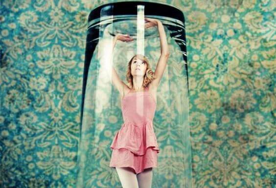 mujer en un vaso