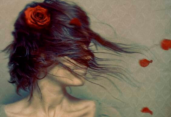 mujer flor en el cabello