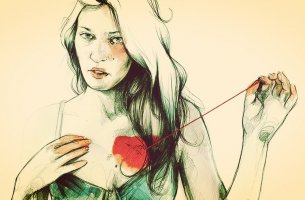 mujer tocándose el corazón