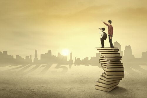 Padre niño encima de libros