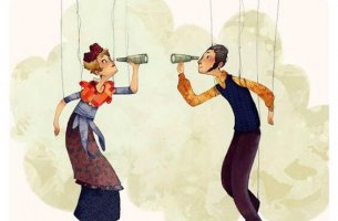 pareja mirándose con catalejos