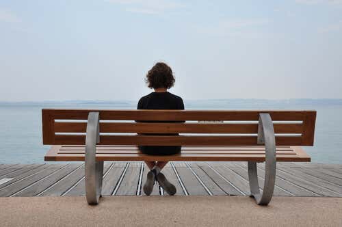Chica adolescente sentada en un banco