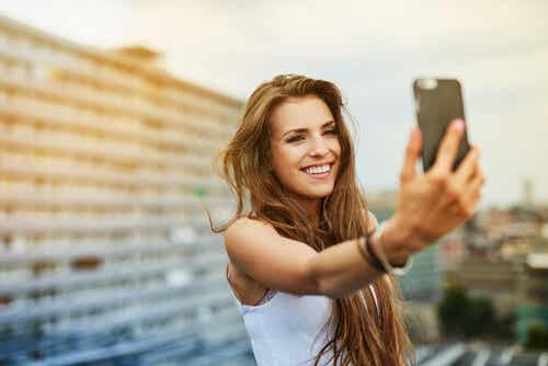 Chica haciéndose un selfie