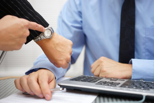 Jefe presionando a un empleado