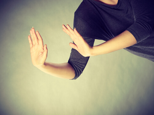 Manos de mujer evitando