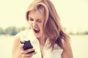 Mujer gritando al movil