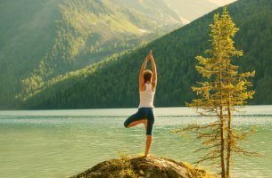 Mujer haciendo yoga al aire libre
