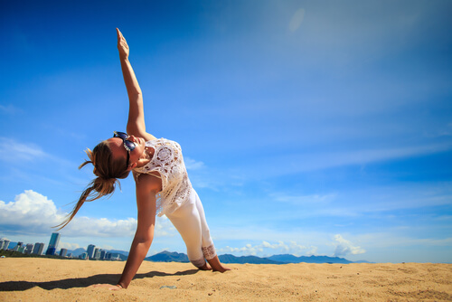 Mujer haciendo yoga