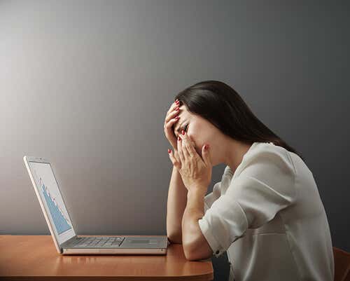 Mujer llorando delante de un ordenador
