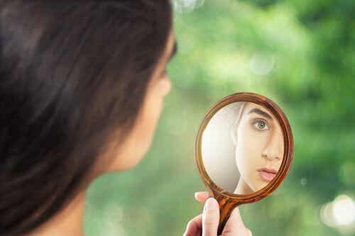 Mujer mirándose a un espejo