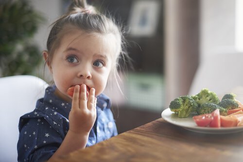 niña comiendo verduras