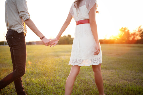 Pareja paseando agarrada de la mano