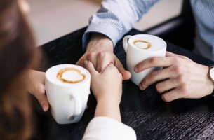 Pareja tomando café hablando