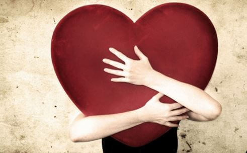 Manos abrazando un corazón