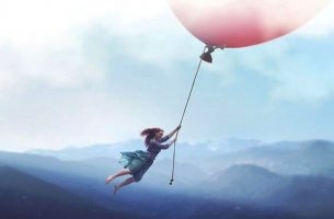 Chica sujeta a un globo