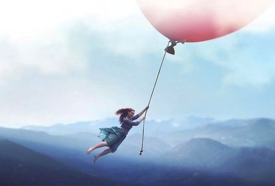 chica con globo carácter proactivo