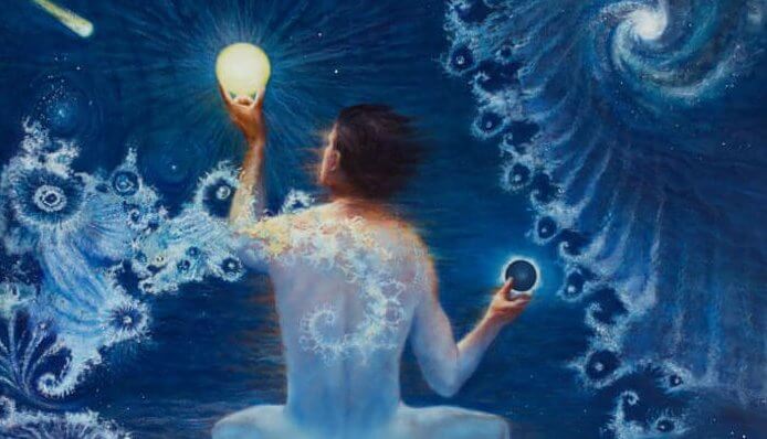 hombre con una luz en la mano simbolizando personas emocionalmente inteligentes