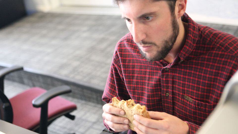 hombre comiendo