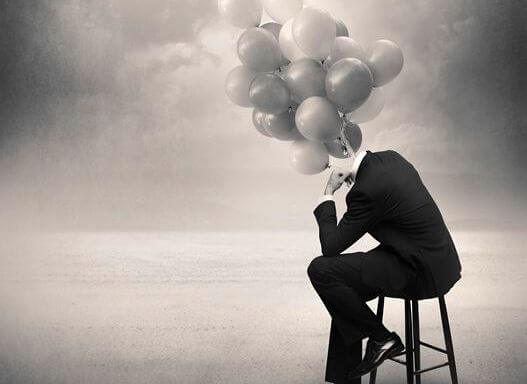 hombre con globos