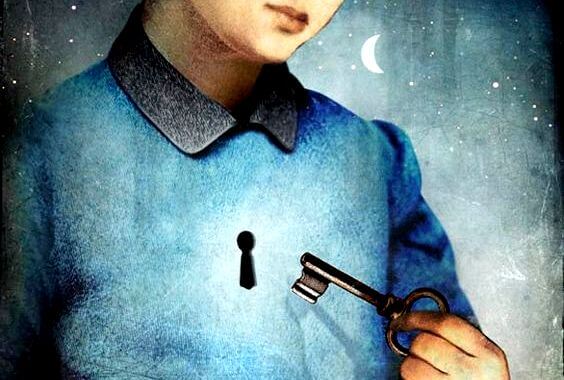 hombre con llave respondiendo pregunta