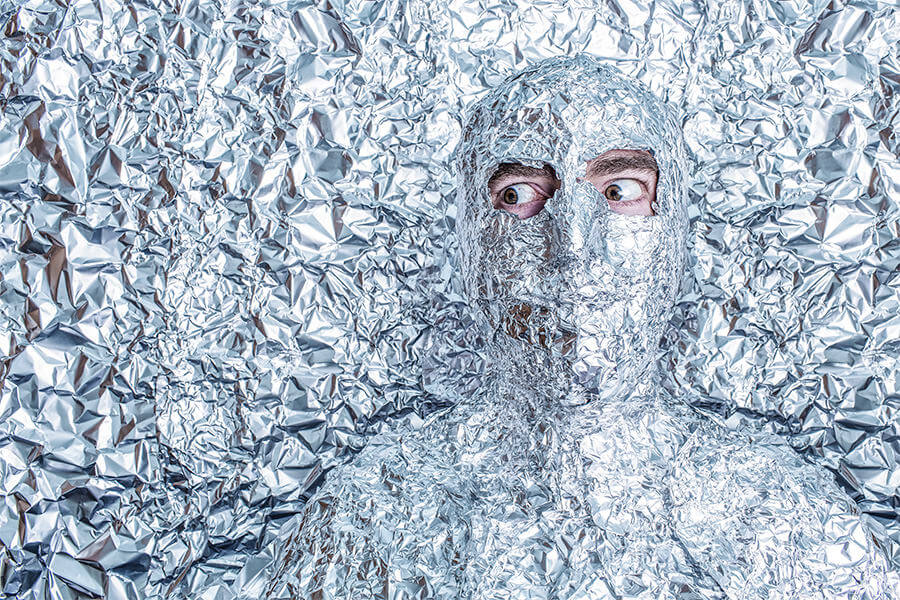 hombre cubierto de papel albal menos los ojos