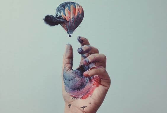 mano alcanzando globo para ser el mejor