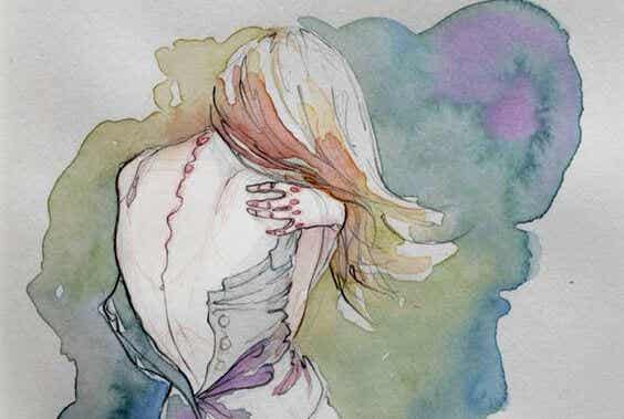 mujer abrazándose por la espalda