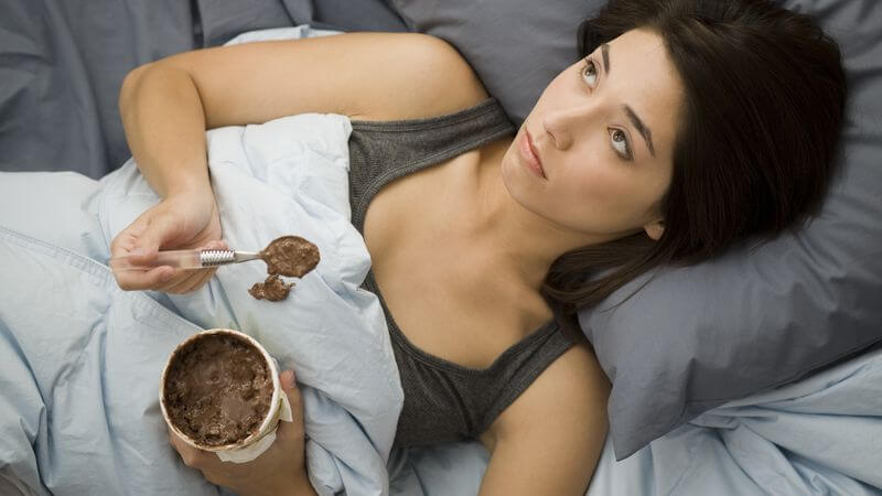 mujer con comida