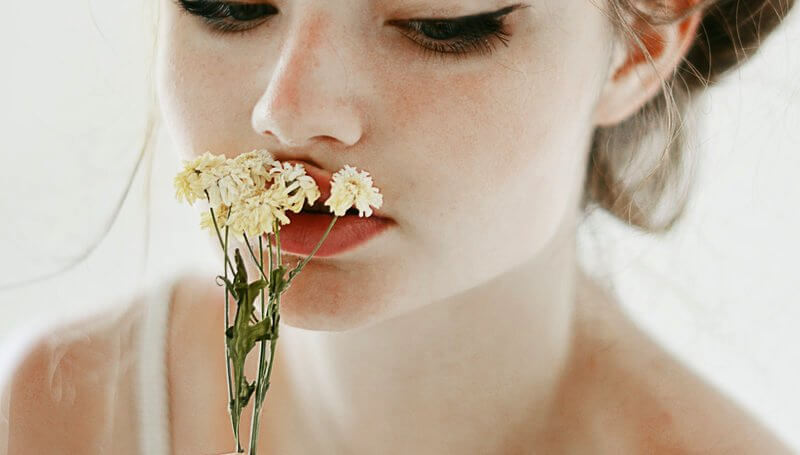 mujer con flor educación sexual