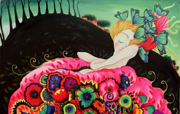 mujer con flores alejando la negatividad