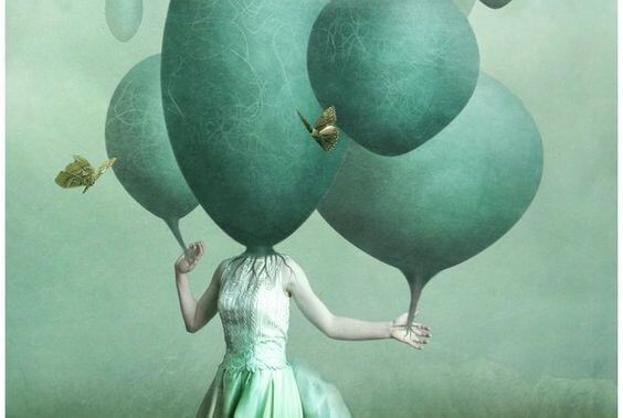 mujer con globos