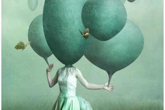 mujer con globos