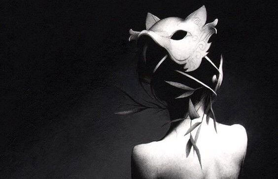 Mujer con máscara de lobo