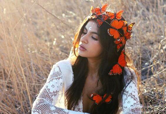 mujer corona flores