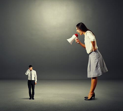 Mujer criticando a hombre