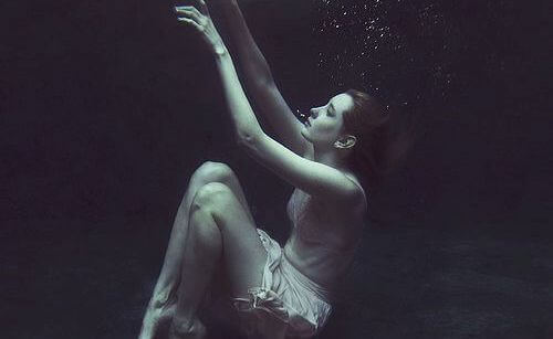 mujer que cae del mundo