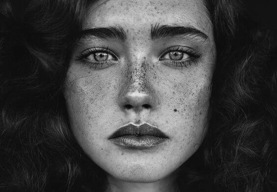 mujer en blanco y negro pensando en cuando estás mal