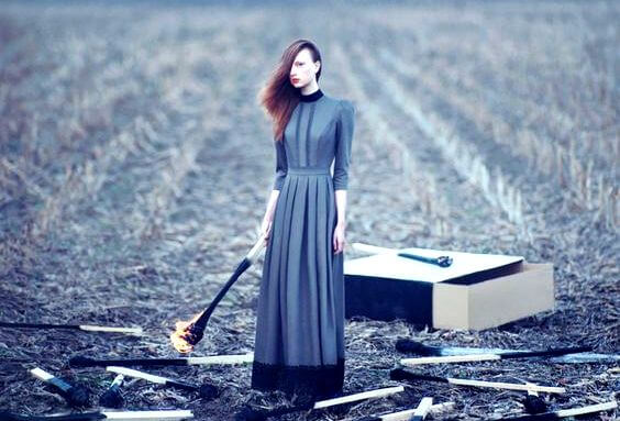 mujer encendiendo cerillas con carácter reactivo