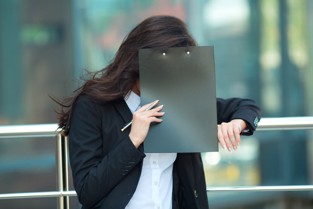 Mujer escondiéndosse por inseguridad social