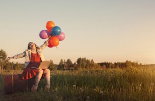 Mujer con globos qu represena ala gente feliz